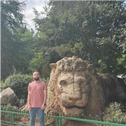 Mathe-Tutor, der Schüler ab 3. bis 10. Klasse unterrichtet.